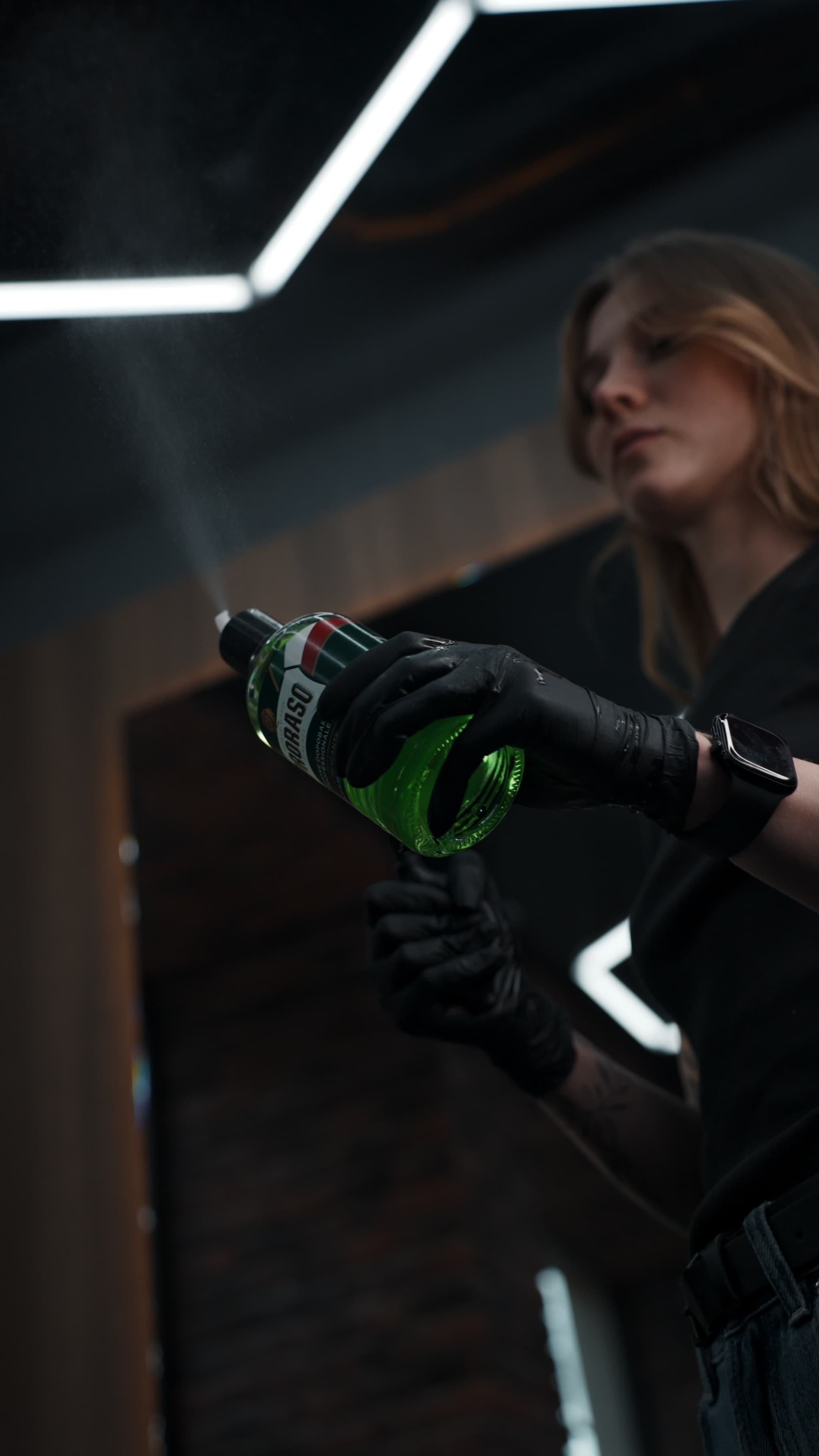 Bārddzine izsmidzina profesionālo Proraso kosmētiku Peak Barbershop Rīgā.